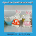 Taza de cerámica encantadora con la estatuilla de conejo de Pascua